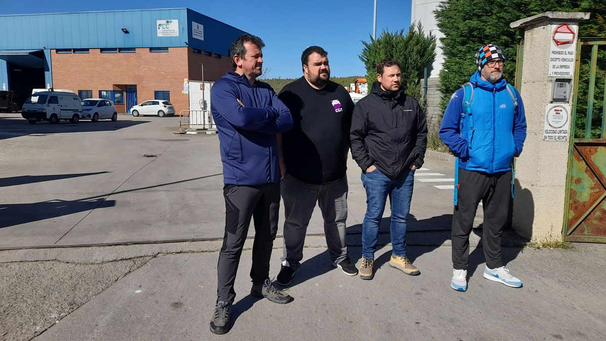 Huelguistas con Fadrique a las puertas de FCC, donde tienen su "campamento" . | MAR IGLESIAS