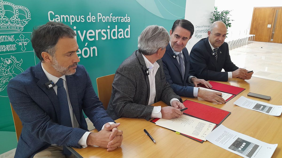 Firma del acuerdo entre Junta, ULE y colegios profesionales, antes de una jornada de puertas abiertas. | MAR IGLESIAS