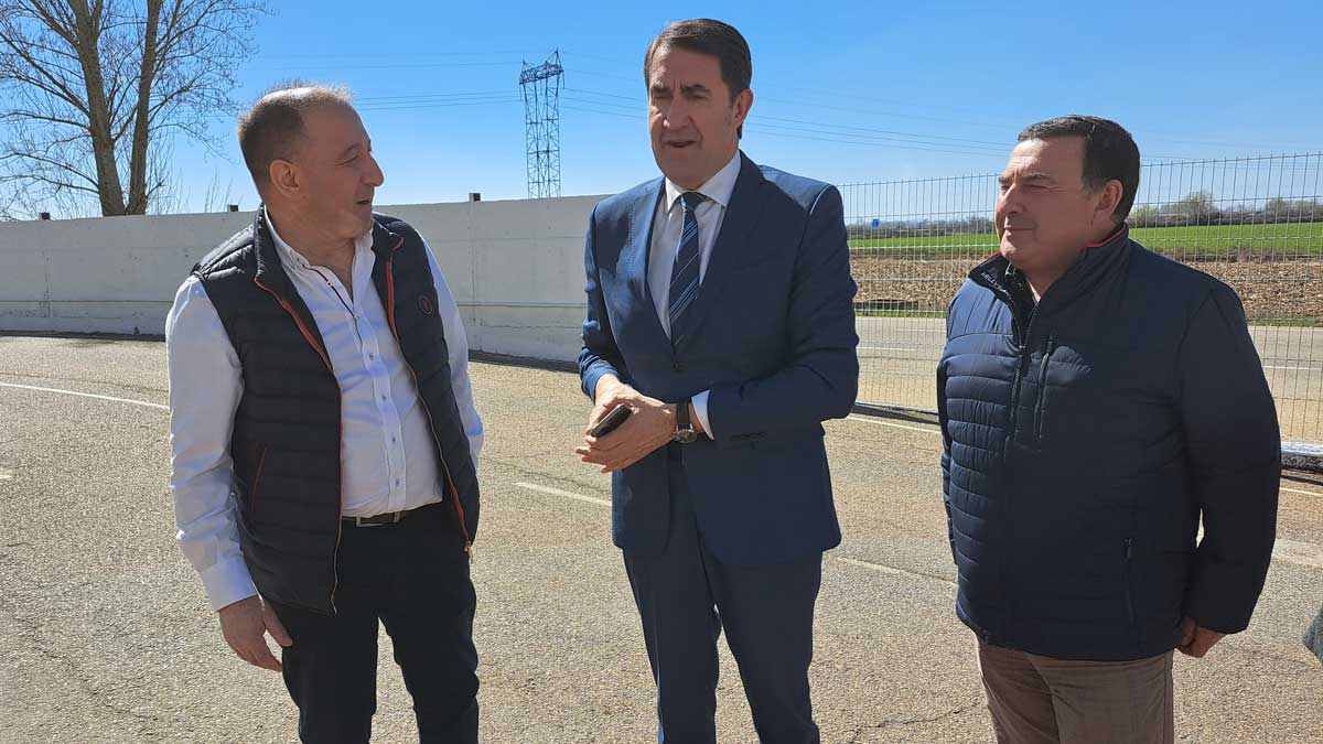 El consejero de Medio Ambiente, Vivienda y Ordenación del Territorio (en el medio) visitó este lunes Hospital de Órbigo. | L.N.C.