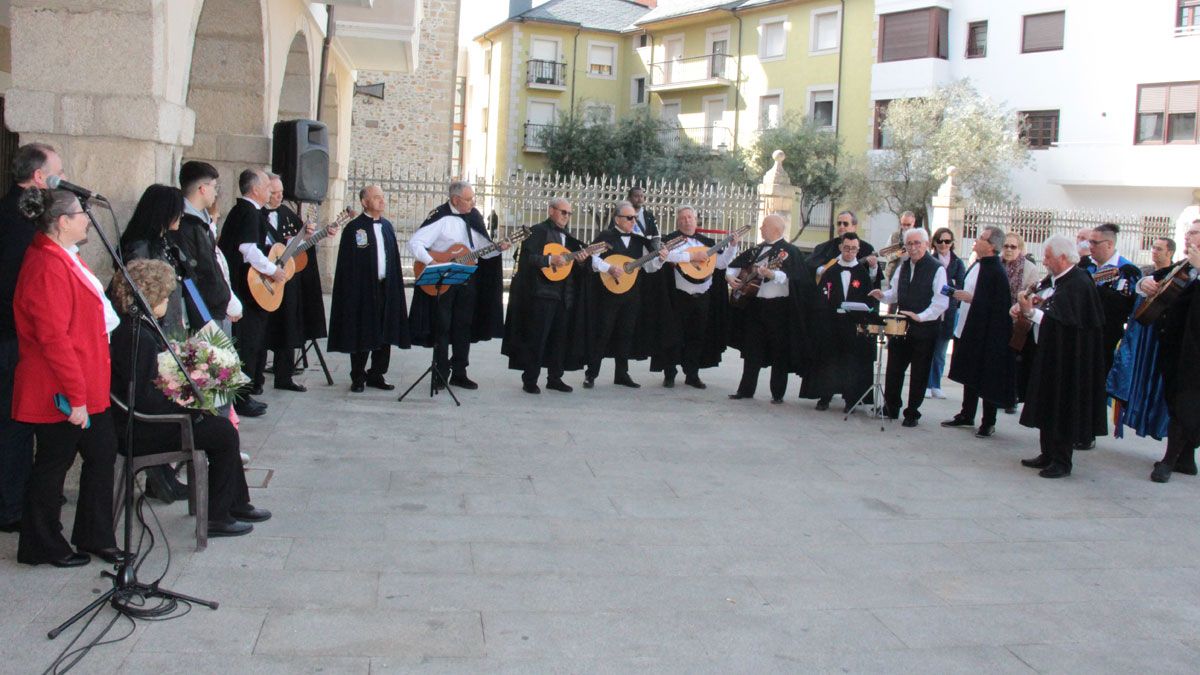 La tuna puso el punto y final musical al homenaje.