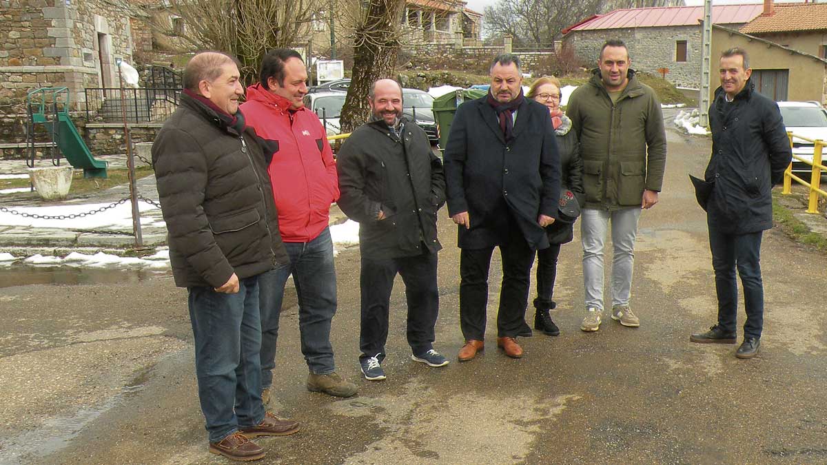 Fotografía de archivo de los representantes de la Diputación y el municipio en la visita en enero de 2020. | E. NIÑO