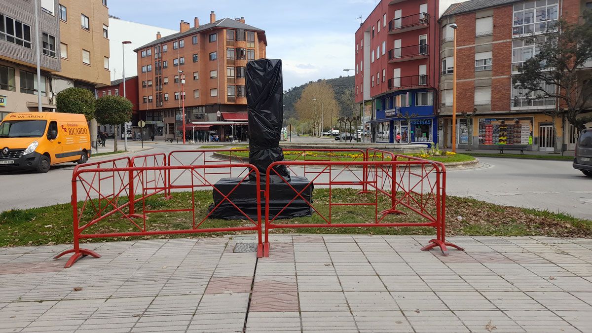 El monolito ya está colocado a la espera de la inauguración. | MAR IGLESIAS El monolito ya está colocado a la espera de la inauguración. | MAR IGLESIAS