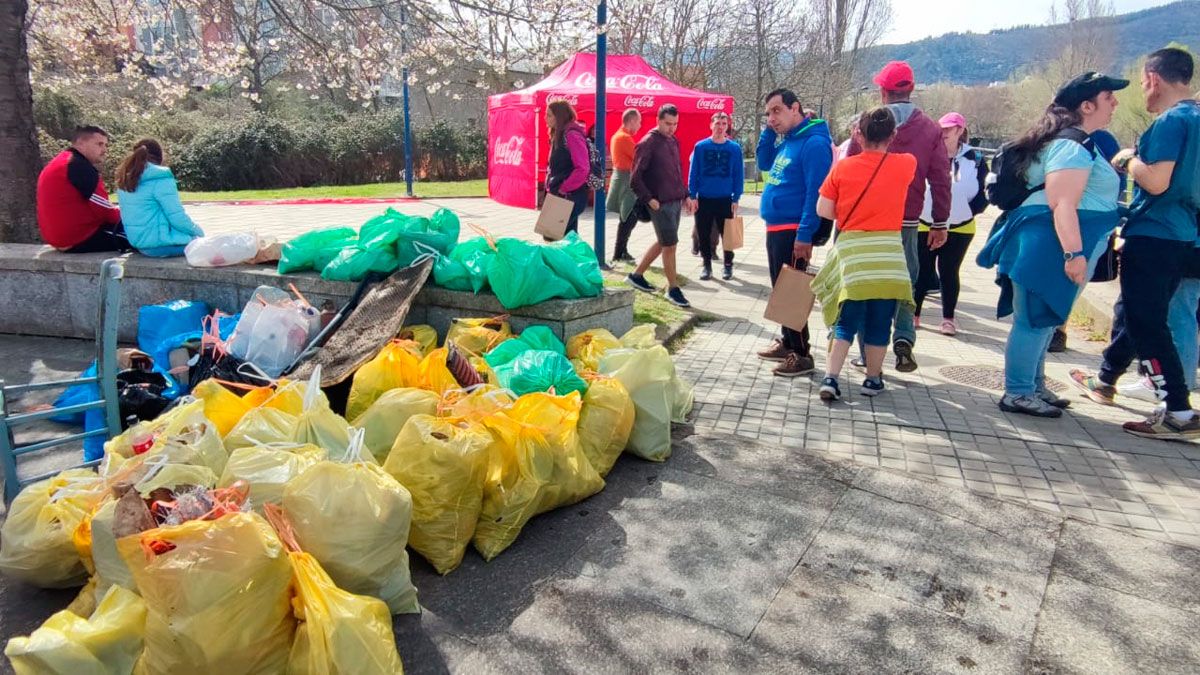 Algunos voluntarios tras su trabajo de recogida.