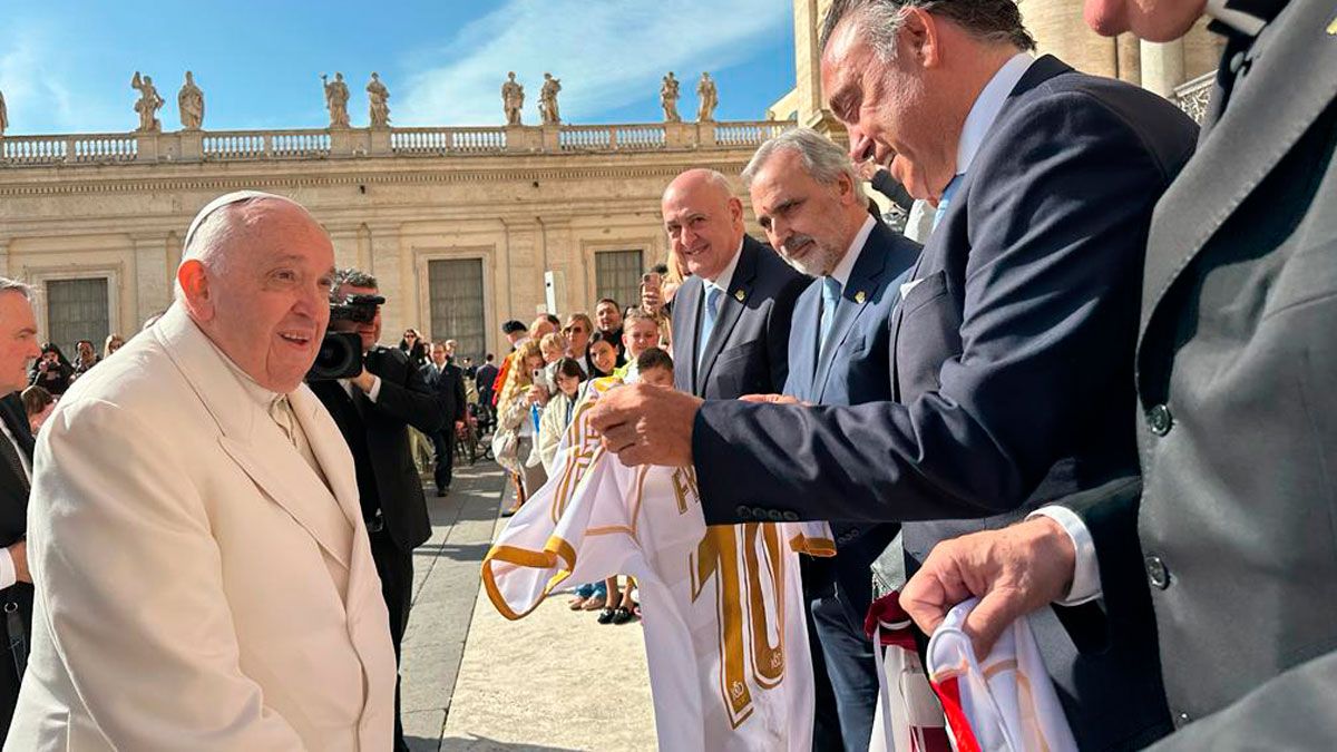 Felipe Llamazares entrega una camiseta de la Cultural al Papa. | CYD