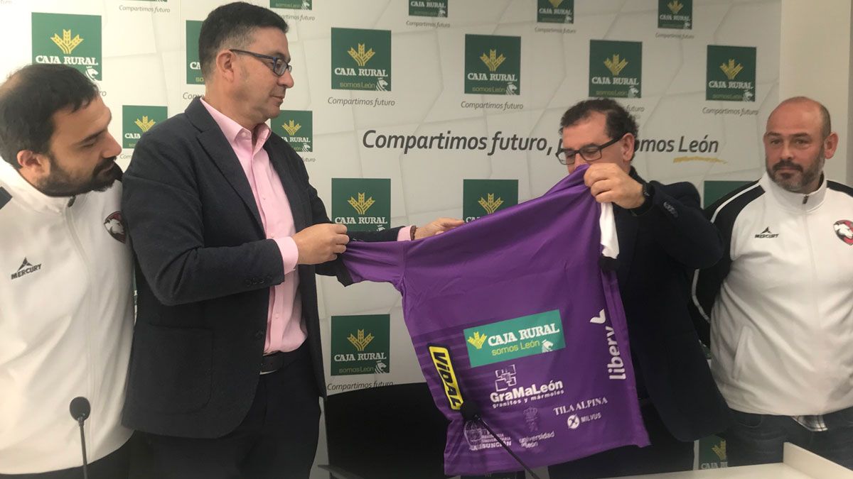 Los responsables del Cleba entregan la camiseta con la publicidad de la entidad bancaria a Narciso Prieto, de Caja Rural. | J.C.