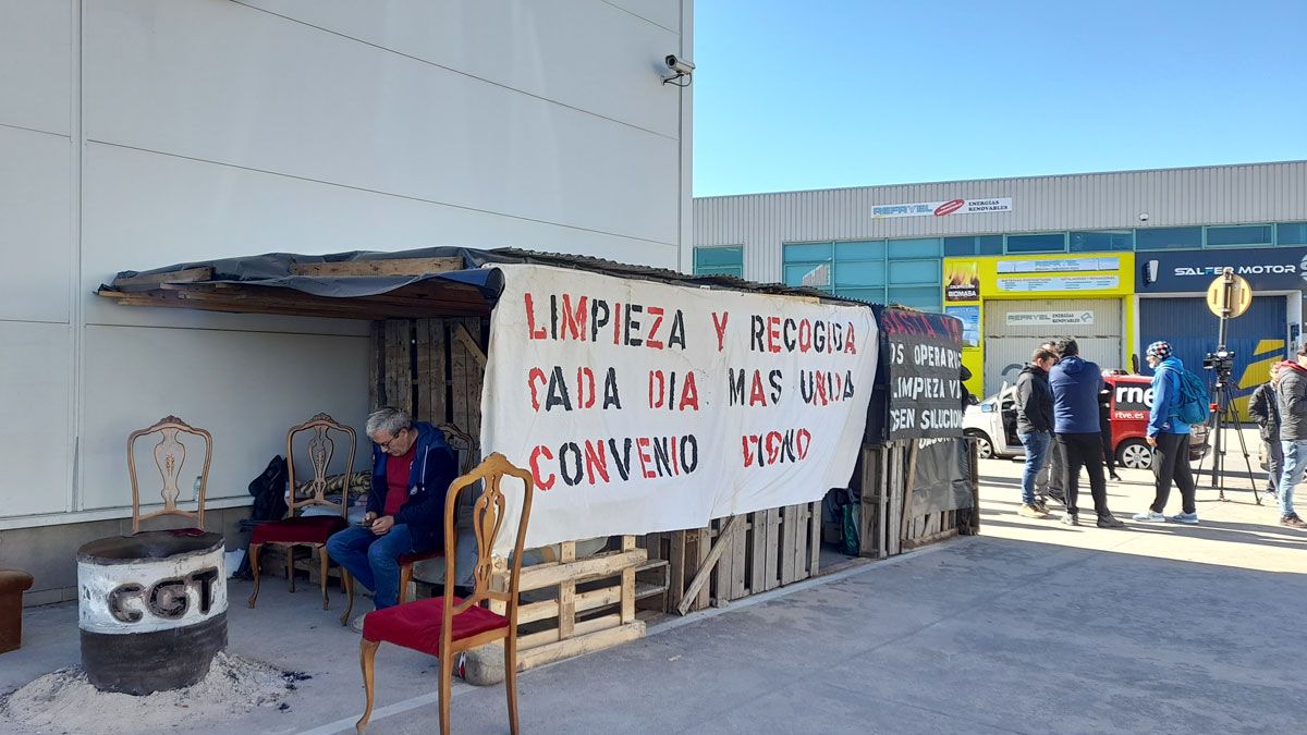 Los trabajadores siguen adelante con los paros frente a la empresa, que les achaca que solo es una lucha sindical. | MAR IGLESIAS