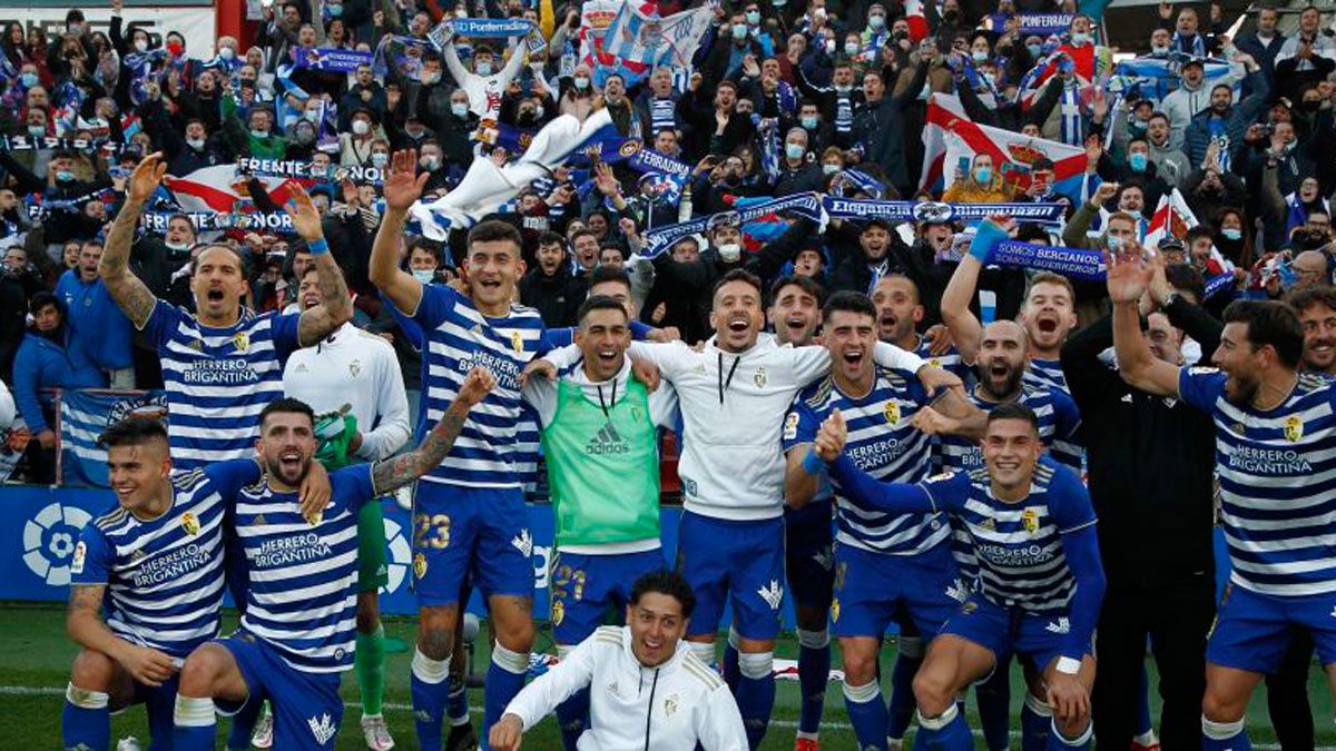 La afición berciana celebra en las gradas del Anxo Carro el triunfo de la Deportiva en Lugo del año pasado. | LALIGA