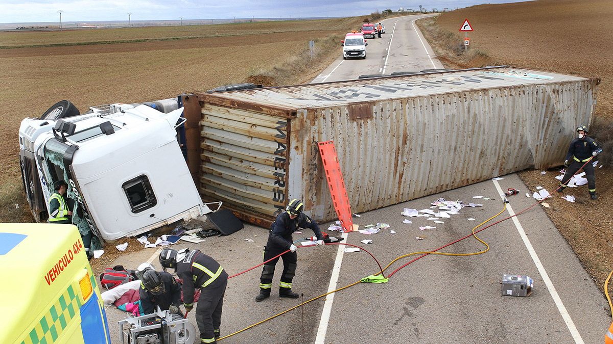 Imagen del accidente, que cortó durante horas la carretera. | BRÁGIMO (ICAL) Imagen del accidente, que cortó durante horas la carretera. | BRÁGIMO (ICAL)