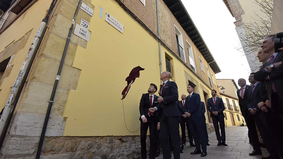 Descubrimiento de la placa que acredita a la cofradía de la Redención en el callejero leonés. | Saúl Arén