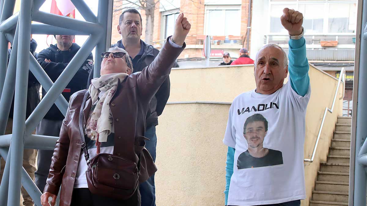Familiares y amigos de las víctimas se concentran a las puertas de los juzgados de León | ICAL