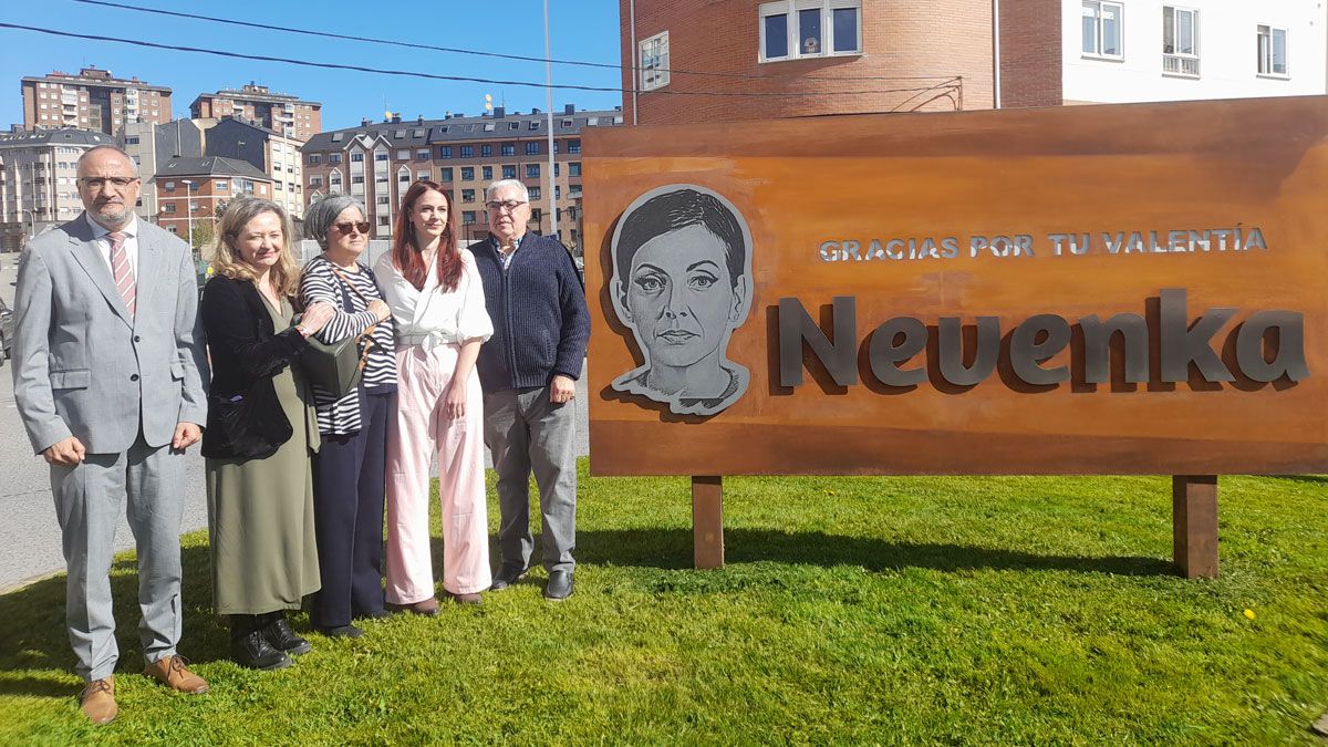Glorieta dedicada a Nevenka en su apertura, con sus padres, Rosell y la representación local. | MAR IGLESIAS