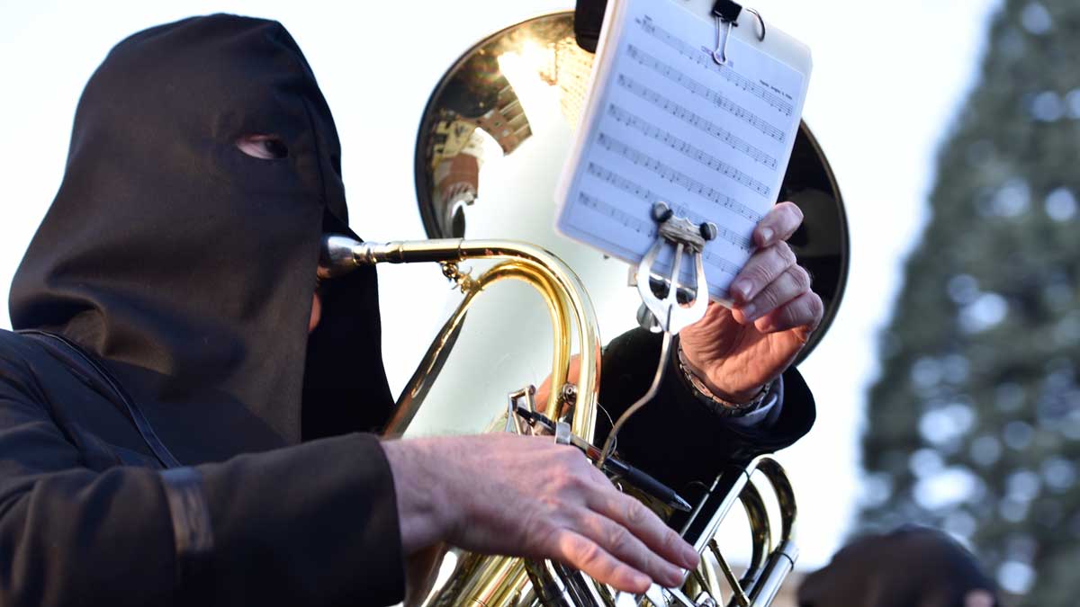 Músico de tuba de la Cofradía del Dulce Nombre. | Saúl Arén