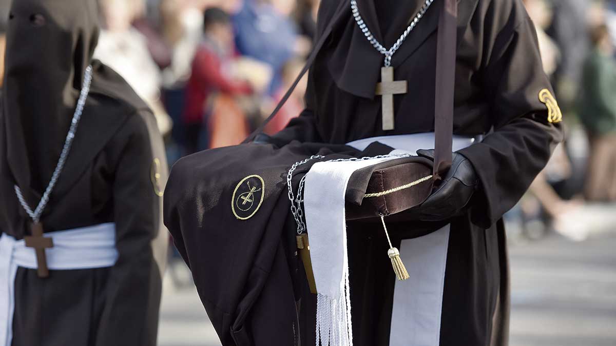 El preso que sea liberado continúa la procesión con el hábito. | Saúl Arén