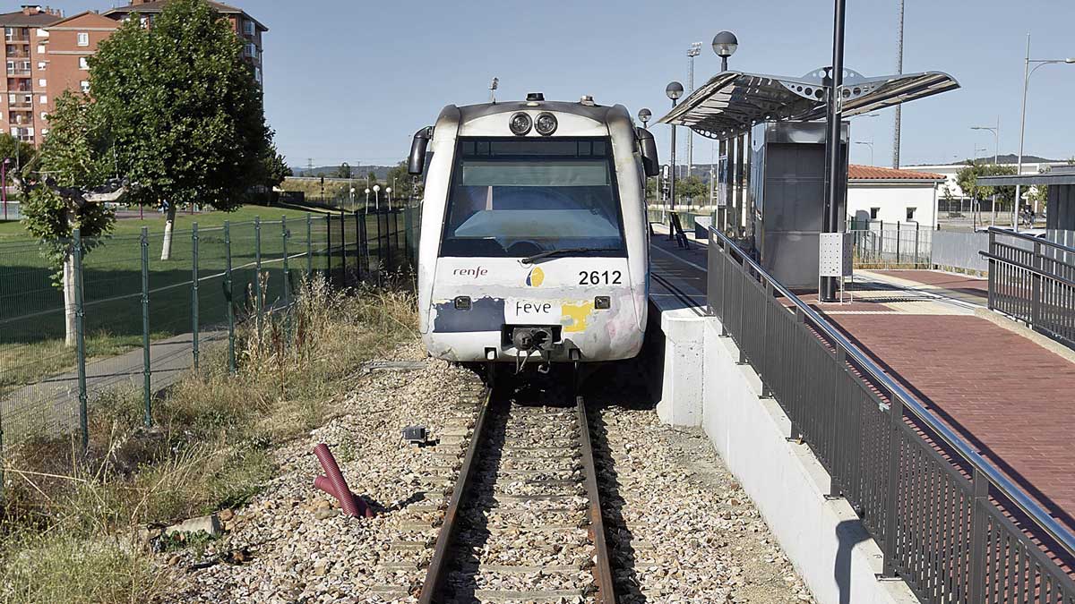 Tren de Feve en el apeadero del barrio de La Asunción. | SAÚL ARÉN