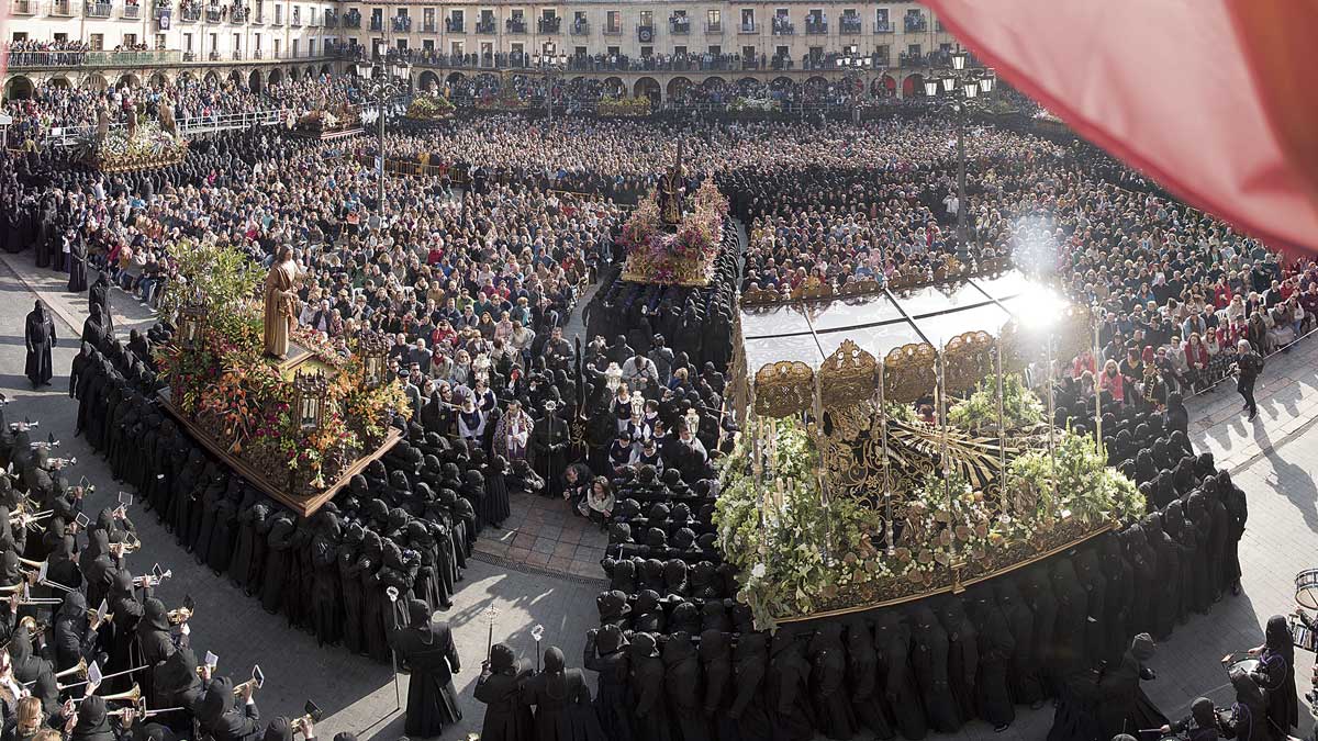 Los 13 pasos del Dulce Nombre volverán a estar presentes en la Plaza Mayor en el Encuentro entre San Juan y la Dolorosa. | Saúl Arén