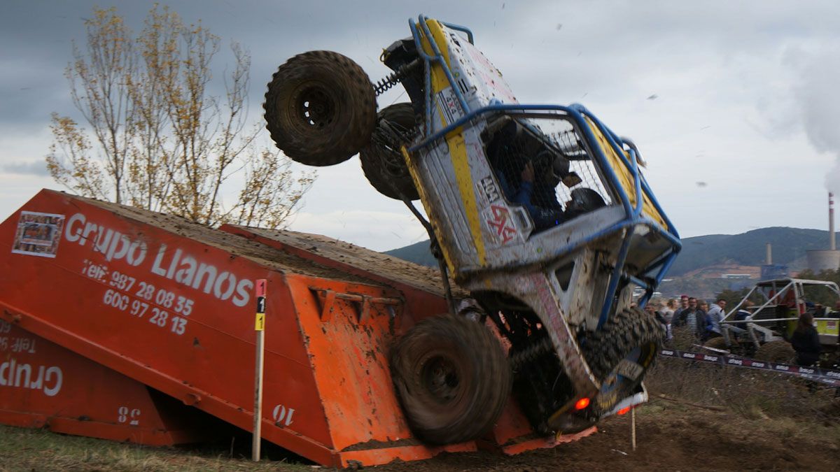 Raúl pone su vehículo casi en vertical para superar un obstáculo | RAÚL QUIJADA Raúl pone su vehículo casi en vertical para superar un obstáculo | RAÚL QUIJADA