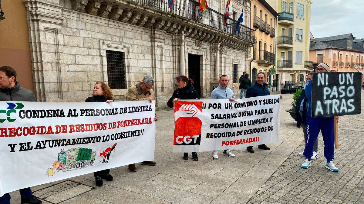 Trabajadores de la limpieza ante el Ayuntamiento de Ponferrada, para visibilizar su problema,