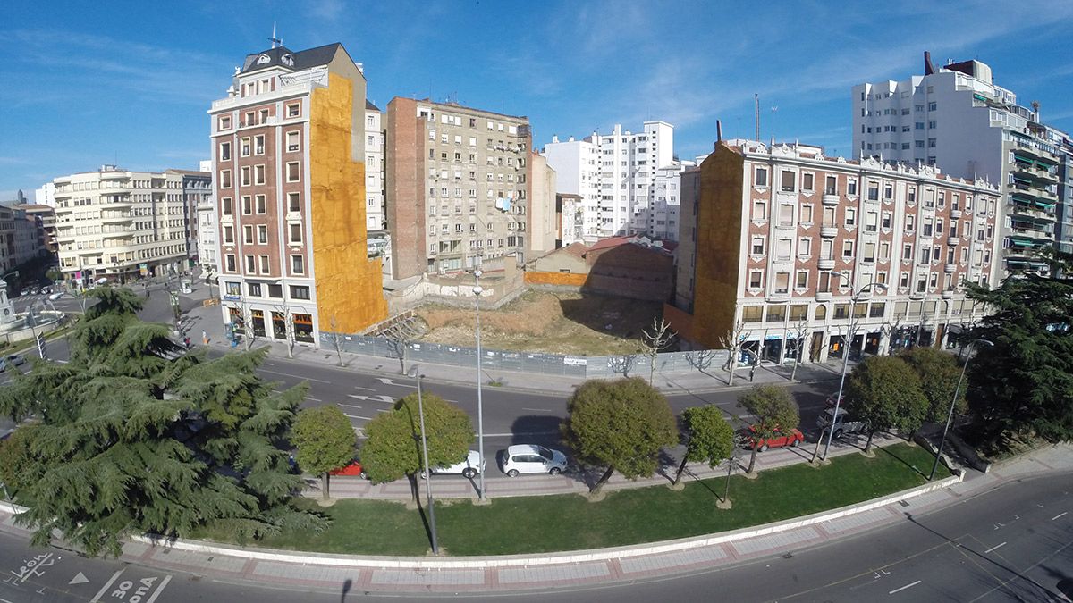 Imagen del solar en el que se construirá la nueva sede de la Seguridad Social en León. | CREATIVE LABS