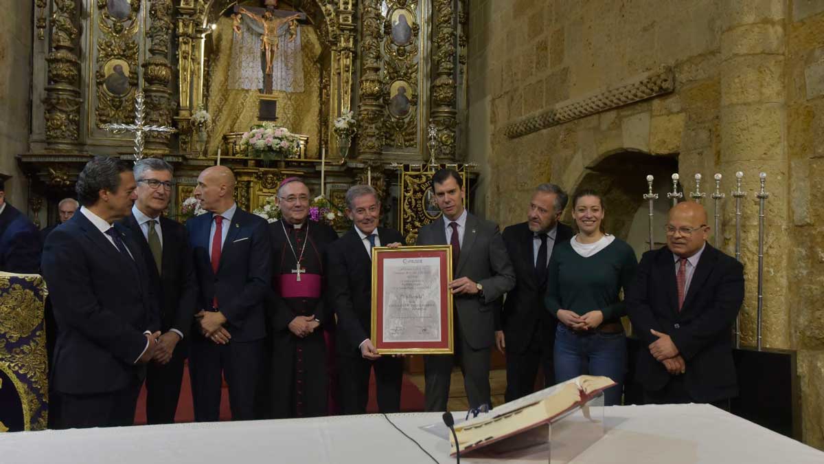 El abad del Dulce Nombre, Juan Muñiz, recibe el título. | Saúl Arén