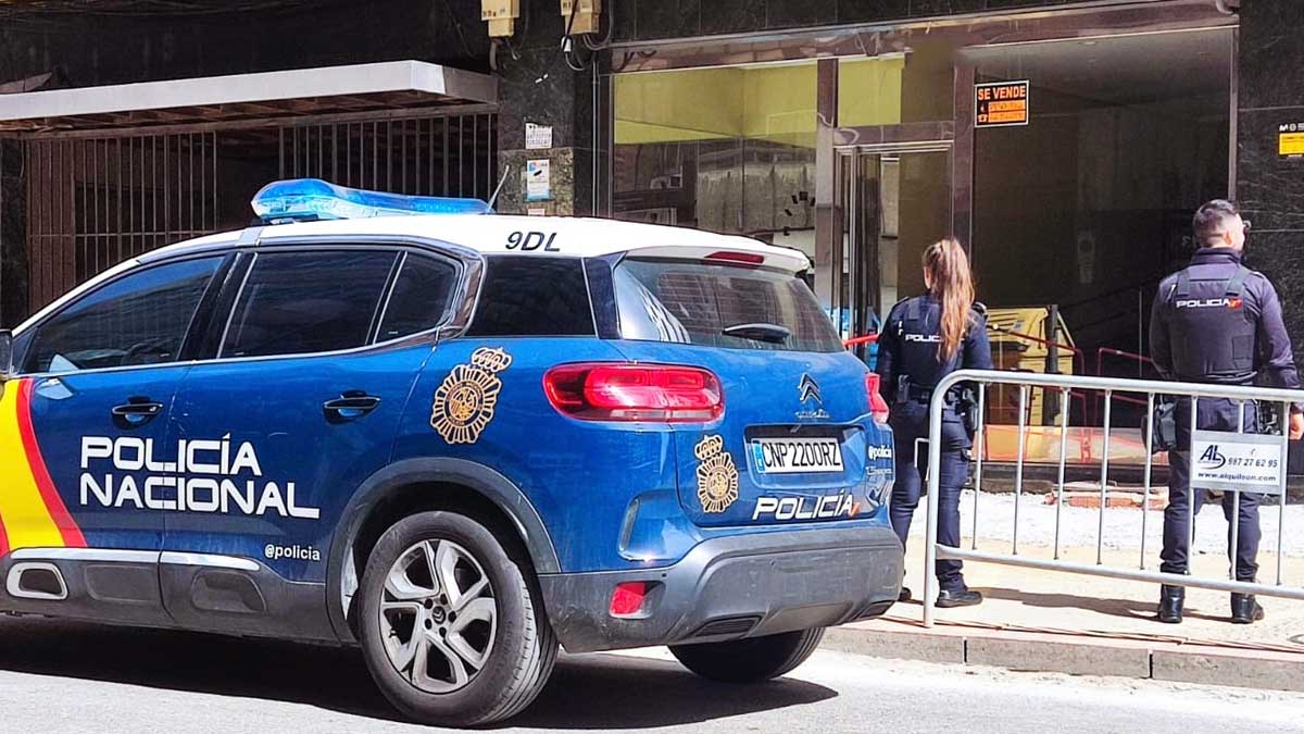 La policía en las inmediaciones del inmueble donde ocurrieron los hechos | L.N.C.