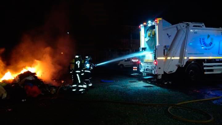 El camión afectado por el fuego tuvo que ser apagado por los Bomberos.