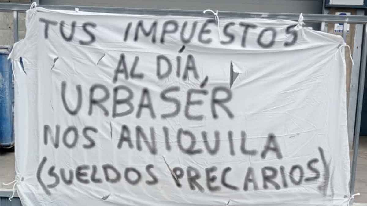 Pancarta en la nave de Urbaser en Santa María del Páramo. | L.N.C.