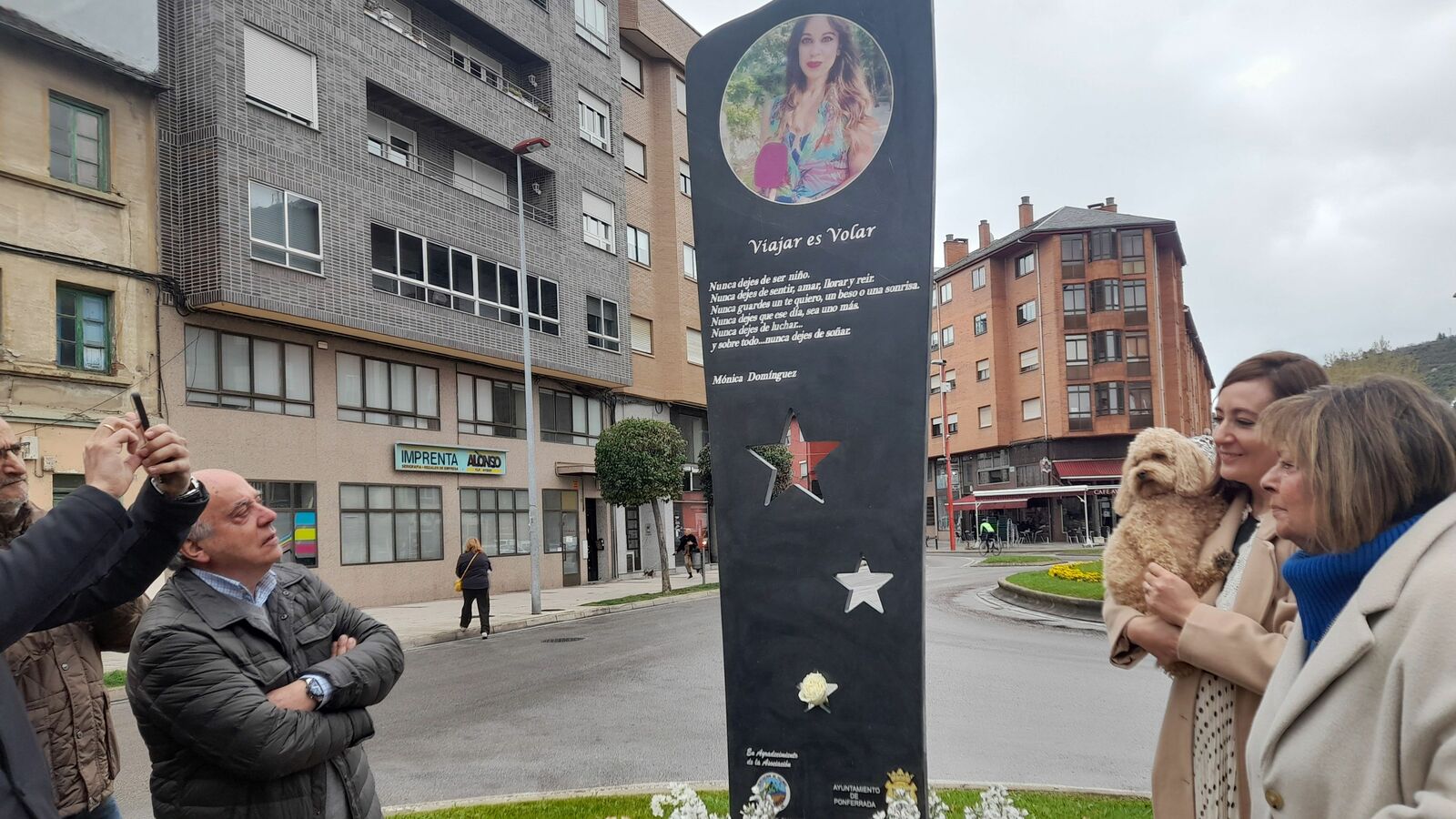 Inauguración del monolito dedicado a la memoria de Mónica. | MAR IGLESIAS