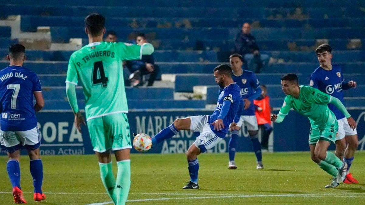 Jesús presiona la salida de balón del Linares en el choque de la primera vuelta. | LINARES