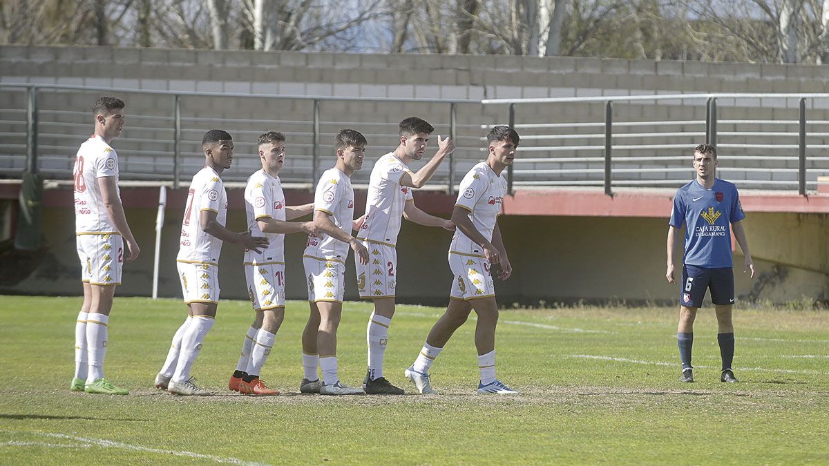 Los jugadores del Júpiter se ponen en fila para una acción de estrategia. | JESÚS F. SALVADORES