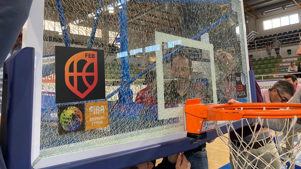 El partido se retrasó tras romperse uno de los tableros. | BALONCESTOSDP