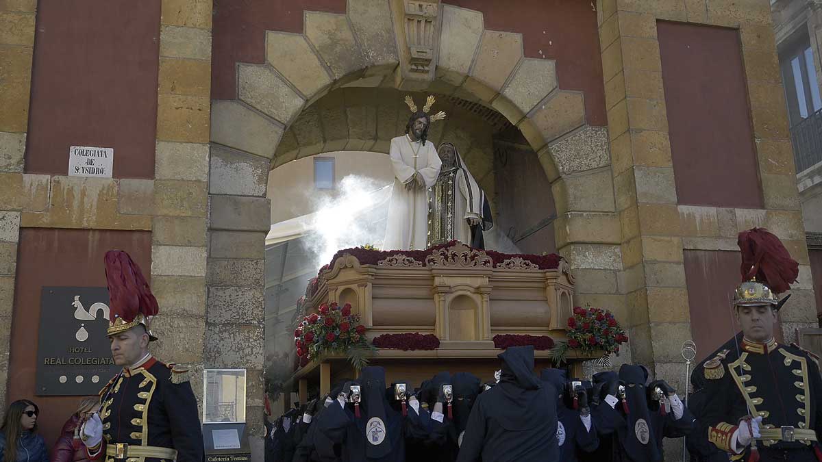 Salida de Jesús Sacramentado Cautivo ante Anás. | Reportaje fotográfico de Jesús F. Salvadores