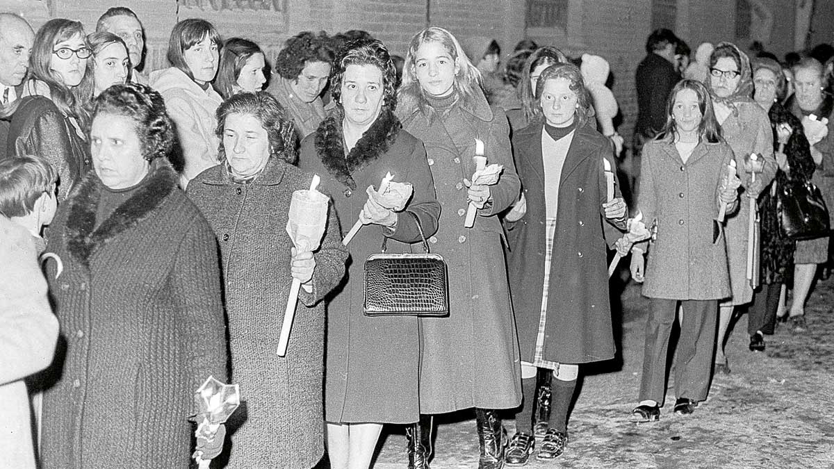 La procesión del Viernes de Dolores (1972), considerada la que más leoneses congrega, mujeres sobre todo, para acompañar a la Virgen | FERNANDO RUBIO