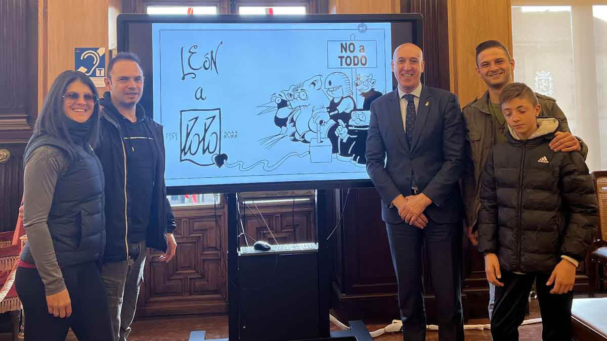 Los tres hijos de Lolo y Darío, nieto, junto al alcalde delante de la viñeta que recordará al fallecido dibujante en el Parque de las Tierras Leonesas | L.N.C.