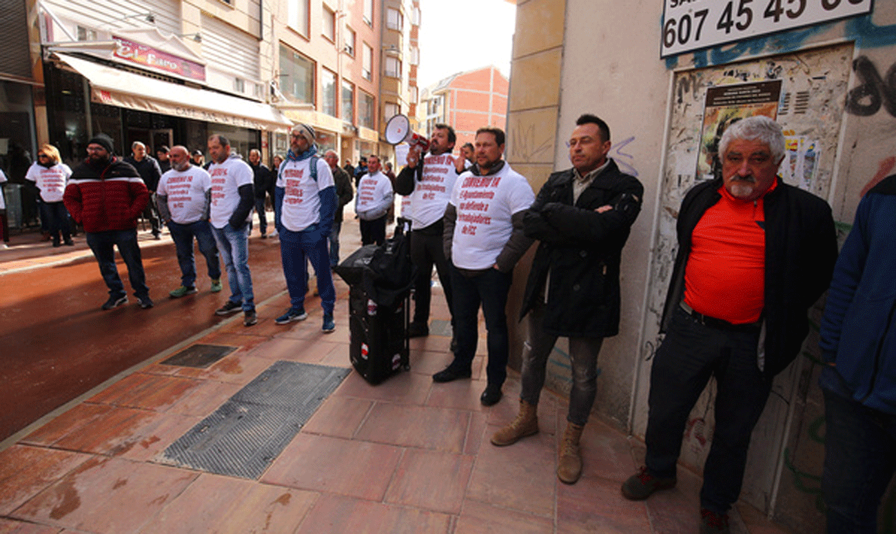Los huelguistas piden al alcalde que medie en el conflicto. | César Sánchez (Ical)