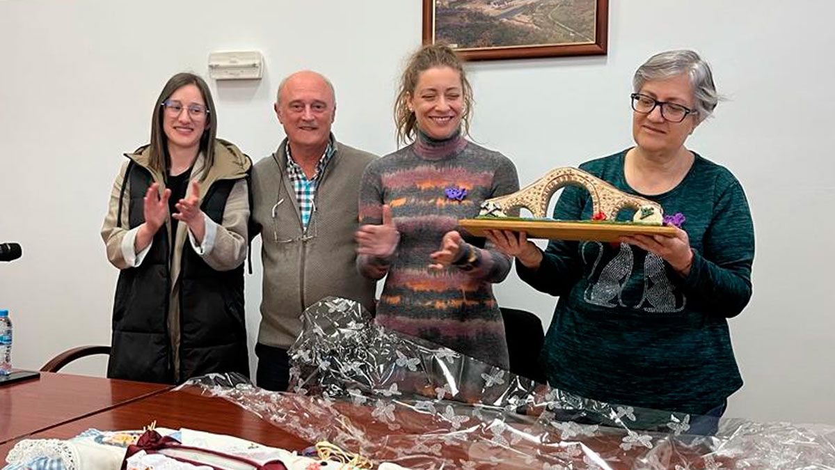 Entrega del premio a la agrupación en Matarrosa del Sil.