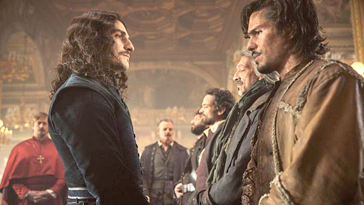 Louis Garrel en el papel de Louis XIII y François Civil como D'Artagnan en la nueva versión de 'Los tres mosqueteros'. | DEAPLANETA