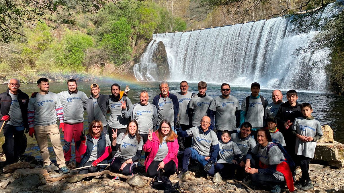 Voluntarios tras la limpieza de la senda, en el Salto del Pelgo.