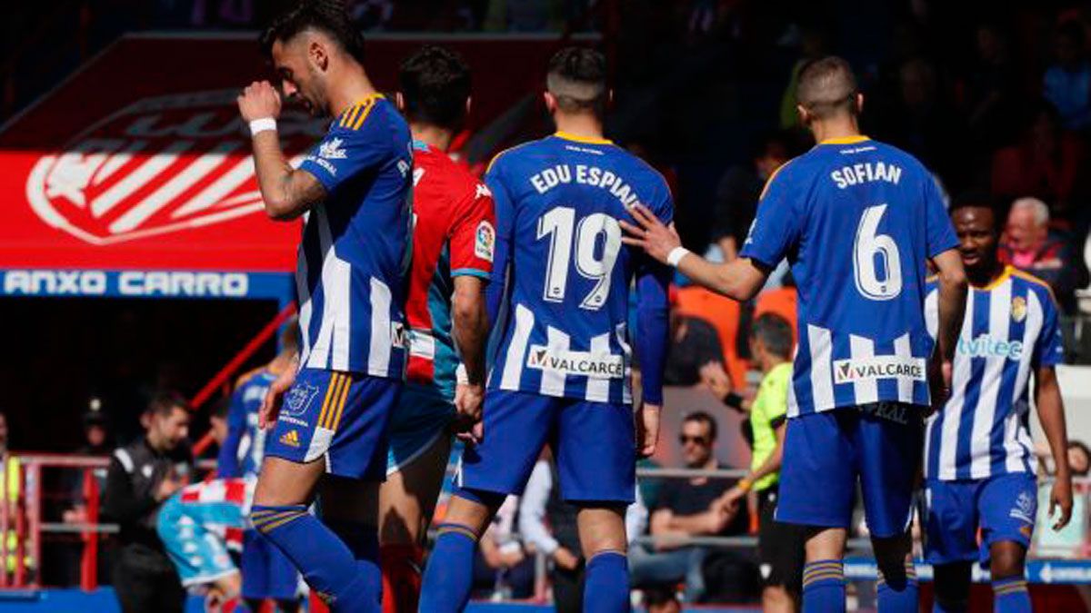 Los jugadores de la Deportiva se lamentan tras errar una ocasión. | LALIGA