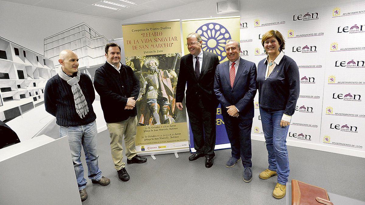 Enrique López, Juan Dopico, Antonio Silván, Alfredo Martínez y Margarita Torres, ayer en el Ayuntamiento de León. | DANIEL MARTÍN