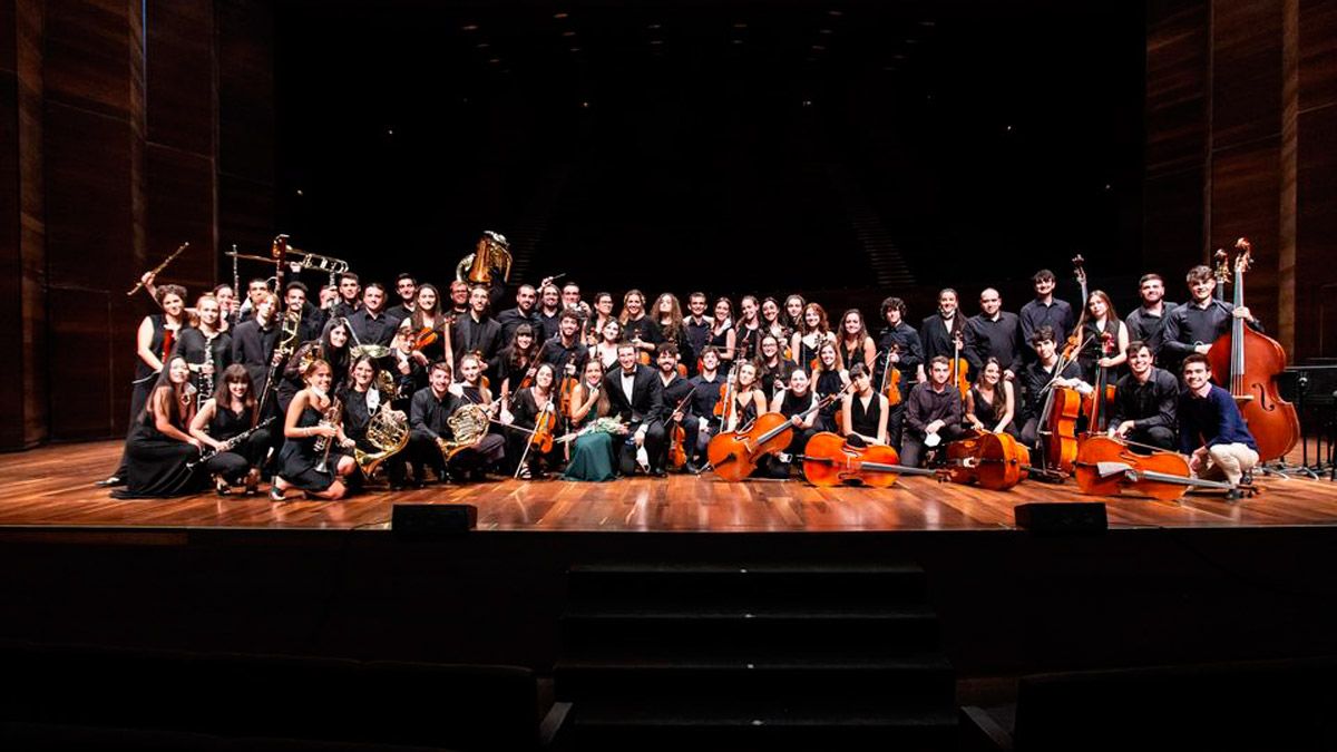 La Joven Orquesta Leonesa (JOL) al completo en el escenario del Auditorio Ciudad de León. | MARÍA DÍEZ