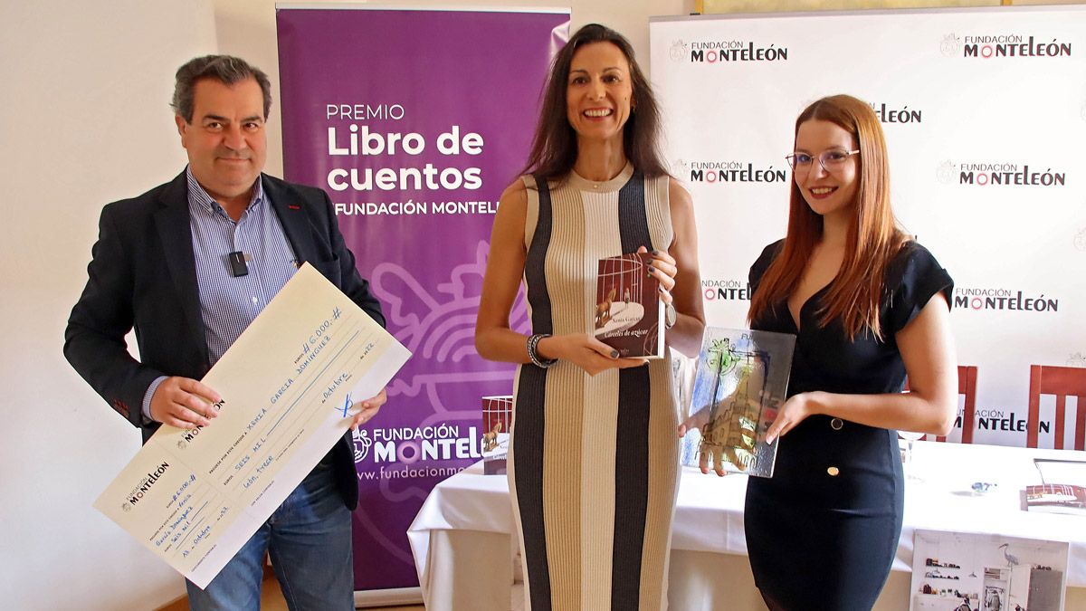 El presidente y la gerente de la Fundación MonteLeón entregan el premio a Xenia García, ganadora en 2022. | PEIO GARCÍA (ICAL)