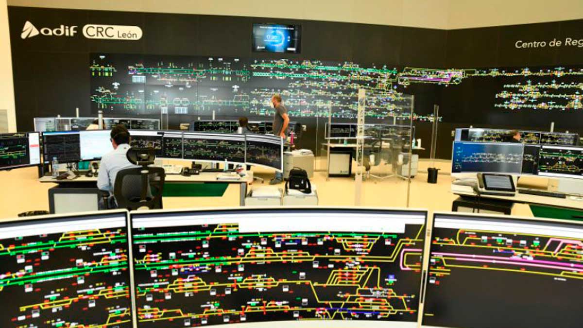 Sala del CRC que Adif tiene en León para el control del tráfico ferroviario.