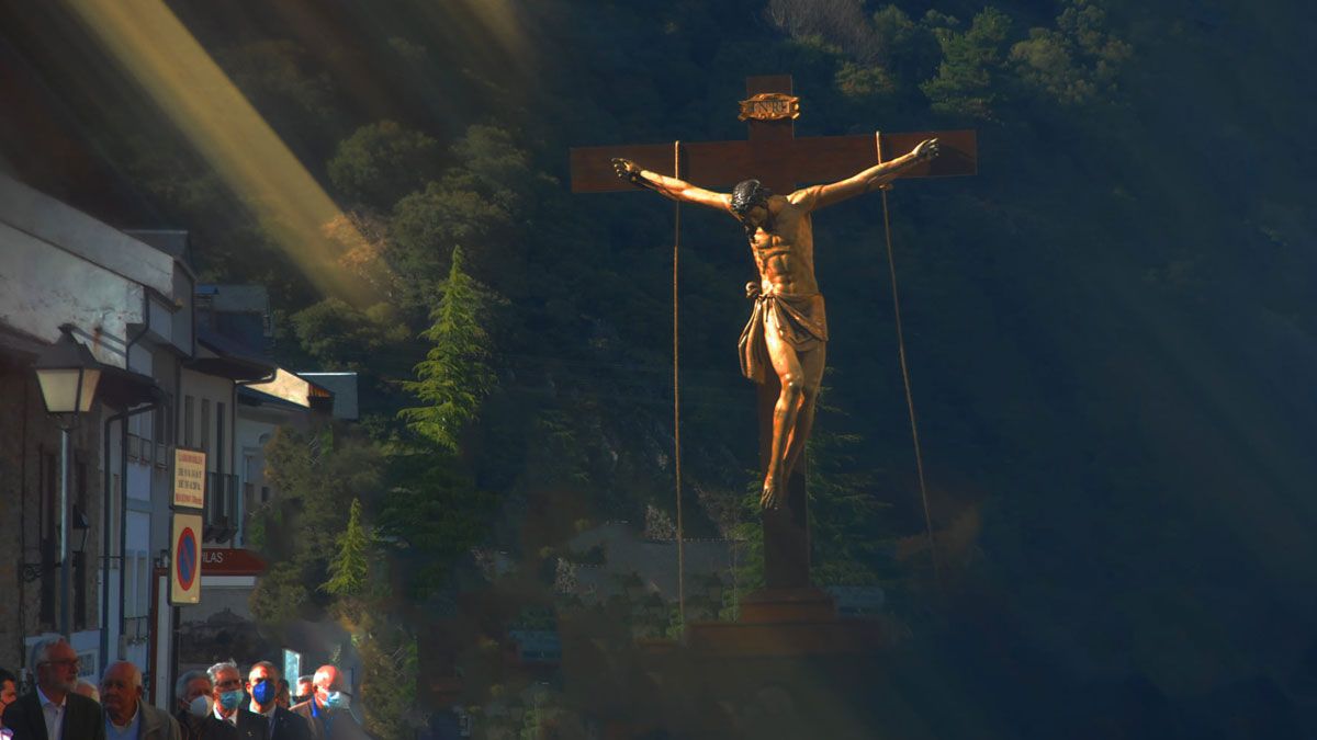 Cristo de la Misericordia en Villafranca del Bierzo con el recogimiento de sus fieles. | RAMÓN CELA