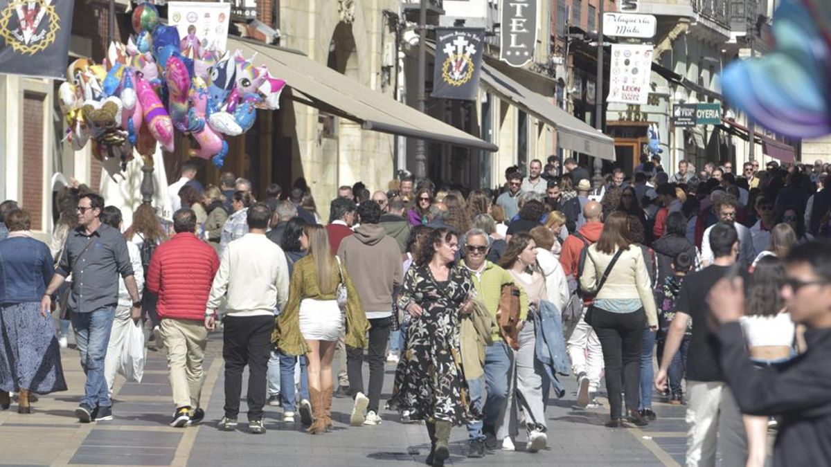 Aspecto que presentaba este jueves la Calle Ancha. | SAÚL ARÉN