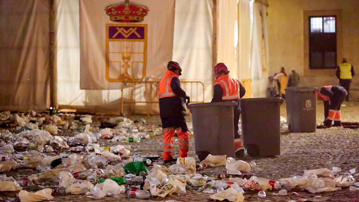 La plaza del Grano después del macrobotellón por la celebración de Genarín. | Campillo (Ical)