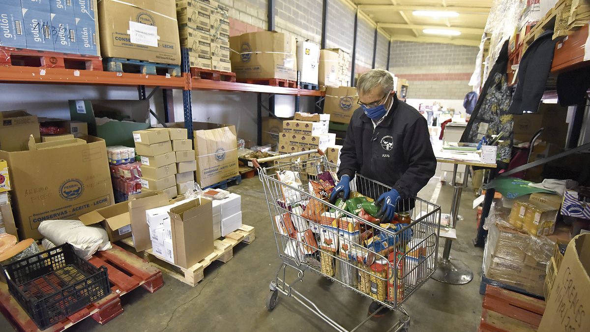 Uno de los voluntarios del Banco de Alimentos de León. | SAÚL ARÉN