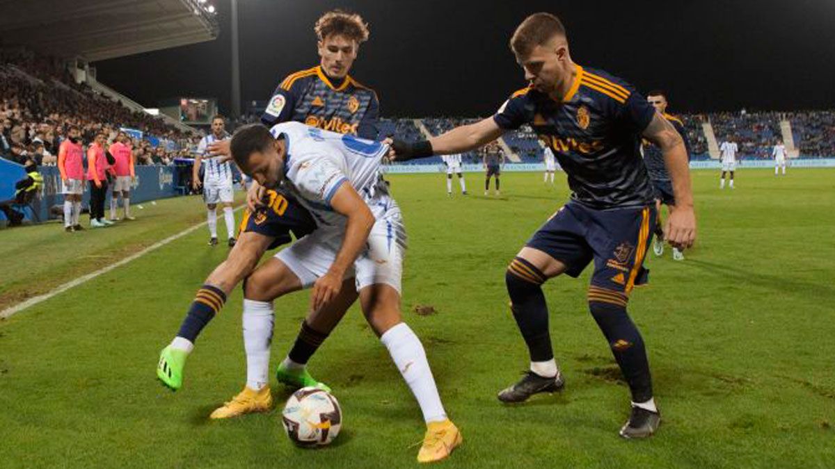 Vallejo y Amo presionan al atacante del Leganés en el partido de la primera vuelta. | LALIGA