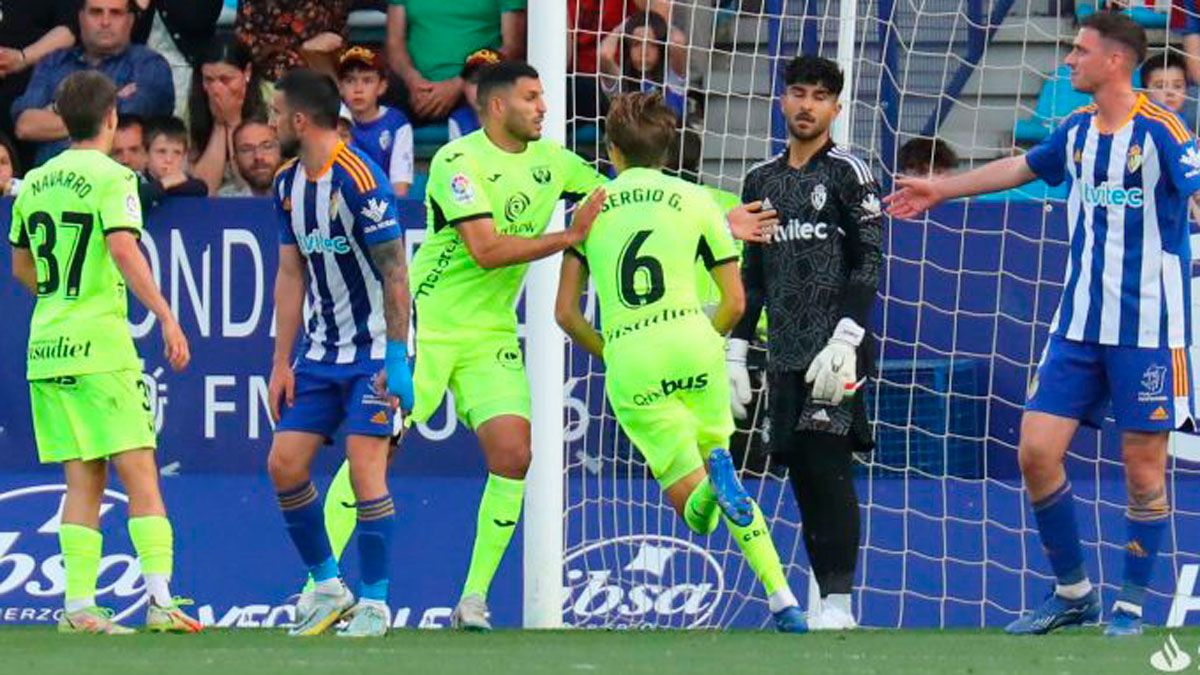 La Deportiva se lamenta mientras el Leganés celebra el gol. | LALIGA