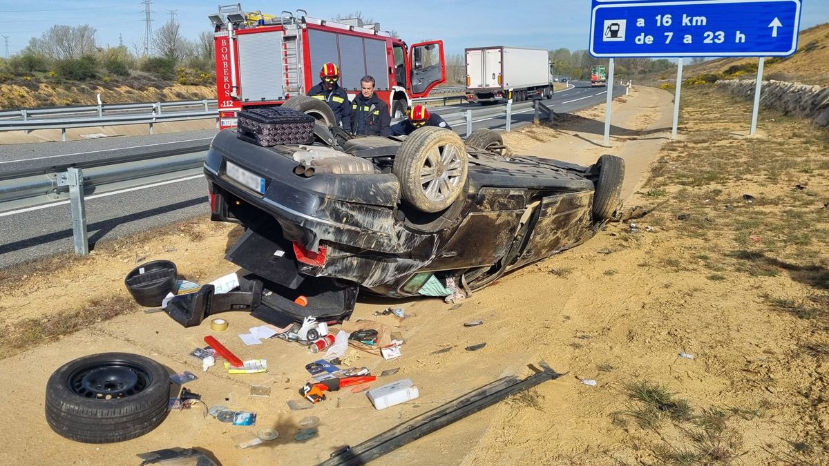 Imagen del vehículo siniestrado. | BOMBEROS AYTO. DE LEÓN