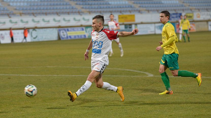 Borja Martínez dispara la última vez que la Cultural se midió al Tropezón. | MAURICIO PEÑA